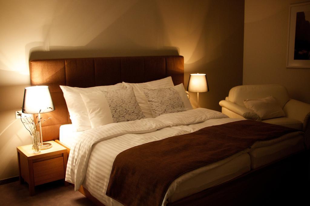 Hotel Marathon Senec Rum bild